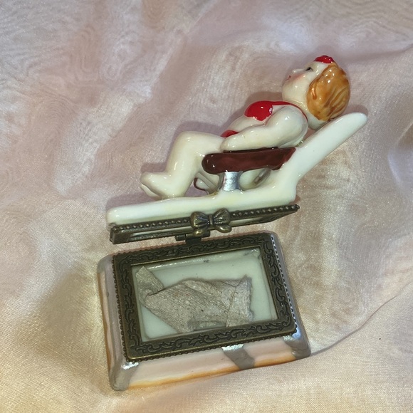NEW SUNBATHING WOMAN IN BIKINI ON LOUNGE CHAIR HINGED CERAMIC TRINKET BOX NO TAG - Picture 2 of 9